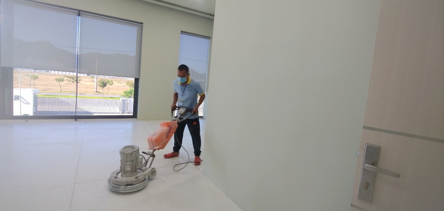 Nên vệ sinh sàn gạch thường xuyên để đảm bảo độ bền của nền gạch